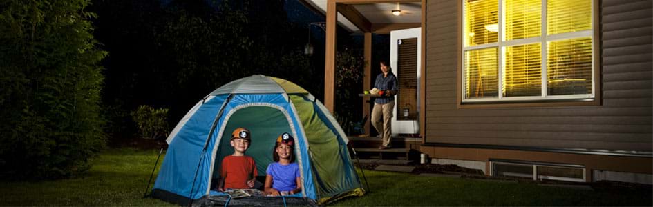 Activit&eacute; familiale faire du camping dans le salon