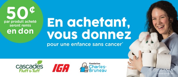 Jeune fille avec des rouleaux de papier hygiénique tenant une peluche.
